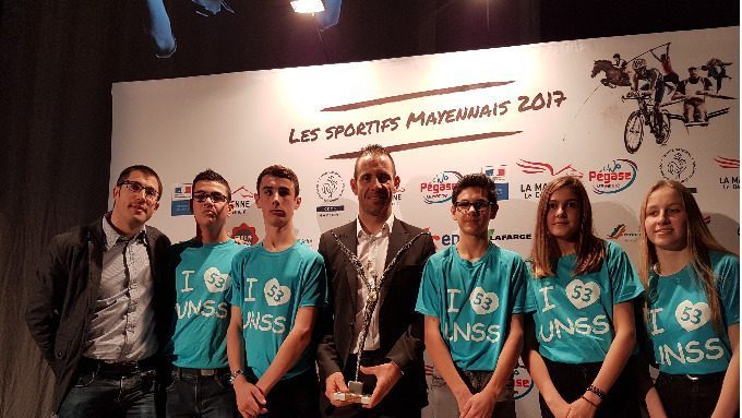 Cinq élèves du Collège Jules Ferry ont remis les trophées à la cérémonie des sportifs mayennais